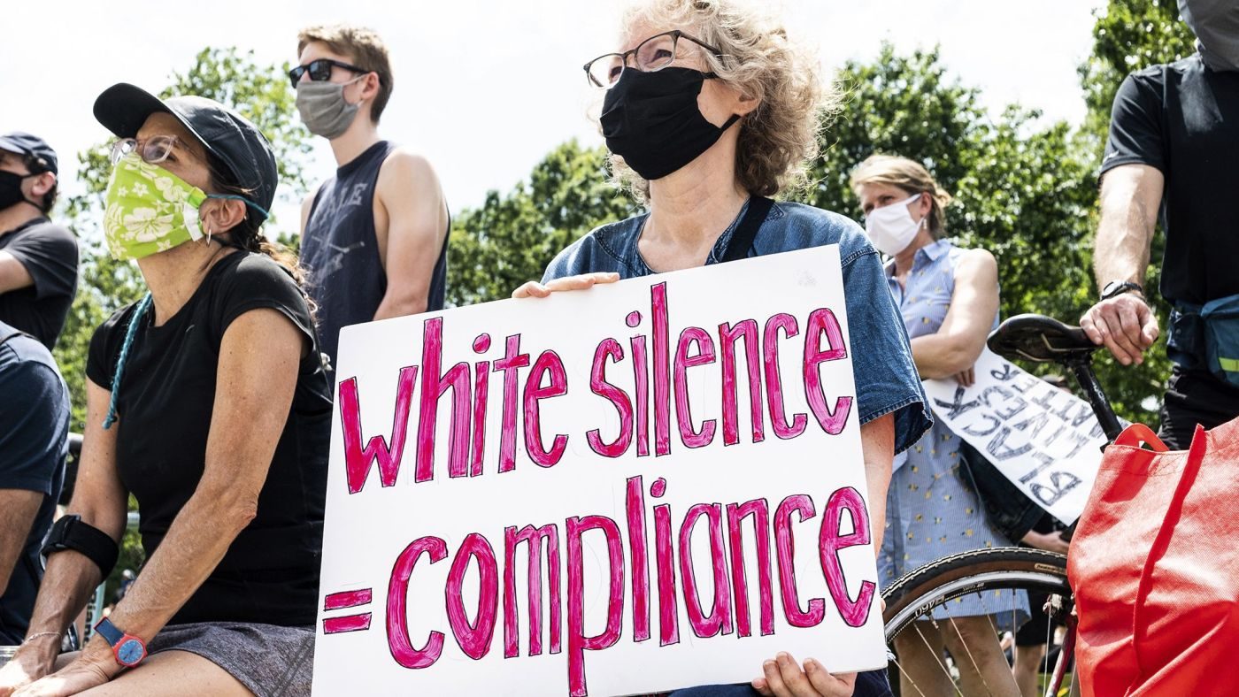«Белые расисты-азиаты» в США протестуют против насилия «белых расистов-чернокожих»