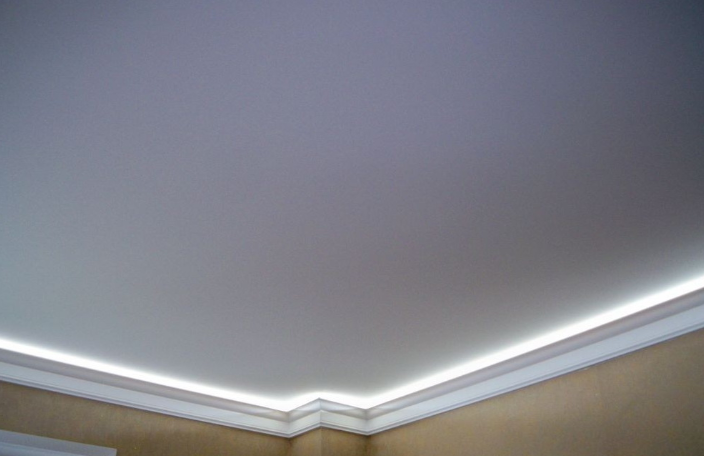 Натяжной потолок с подсветкой: причины популярности и особенности