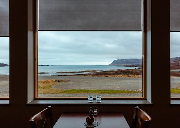 beautiful-view-sea-from-window-diner_181624-8379-4892990