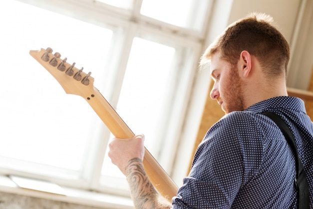 man-with-guitar_144627-9841-5500667